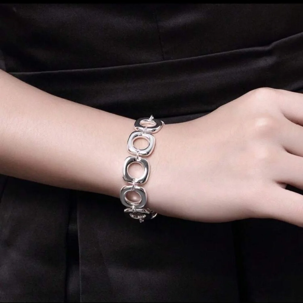 Elegant Silver Plated Link Toggle Bracelet - Picture 2 of 5